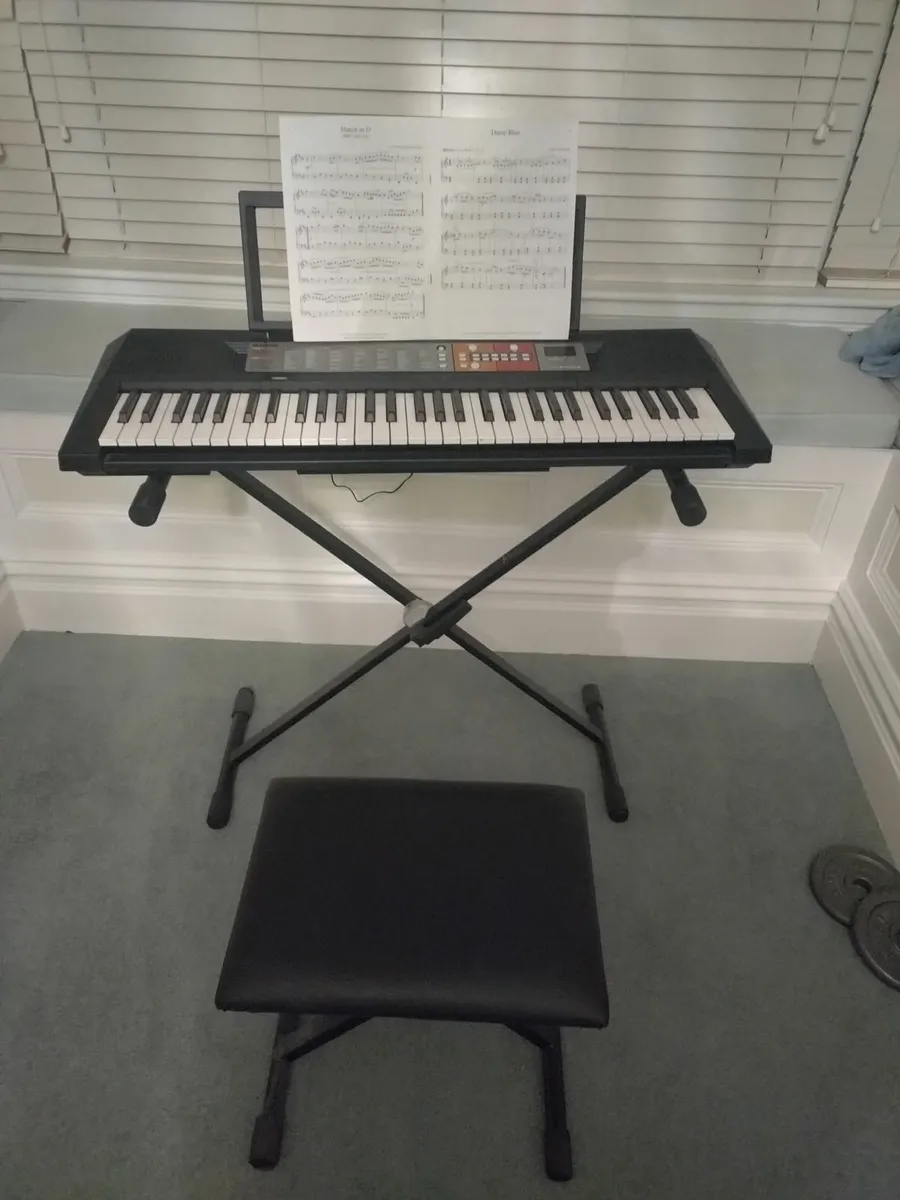 Yamaha PSR F50 piano keyboard with stand and seat - Image 1