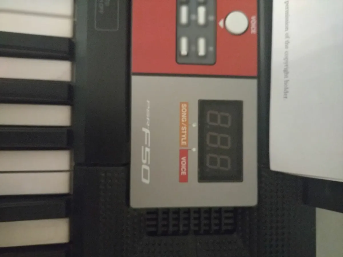 Yamaha PSR F50 piano keyboard with stand and seat - Image 2