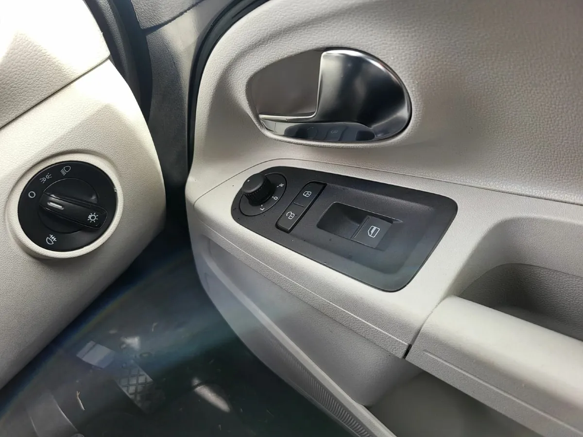 Automatic Volkswagen UP 2013 - Image 3