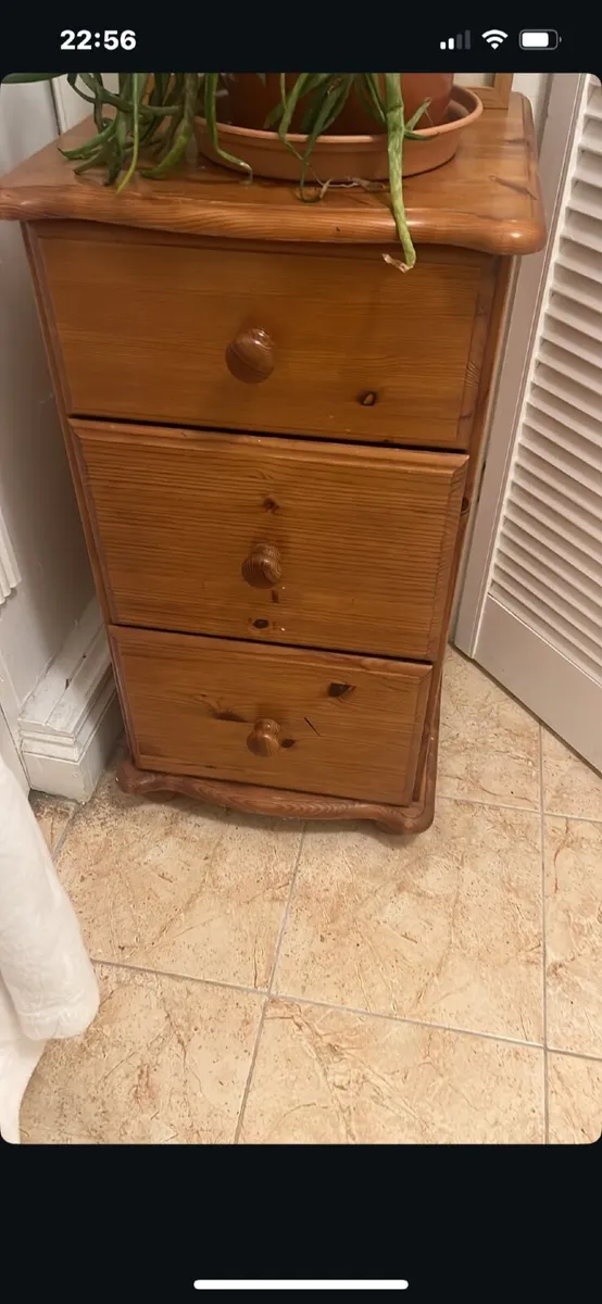 Household furniture - wardrobe and drawers - Image 1