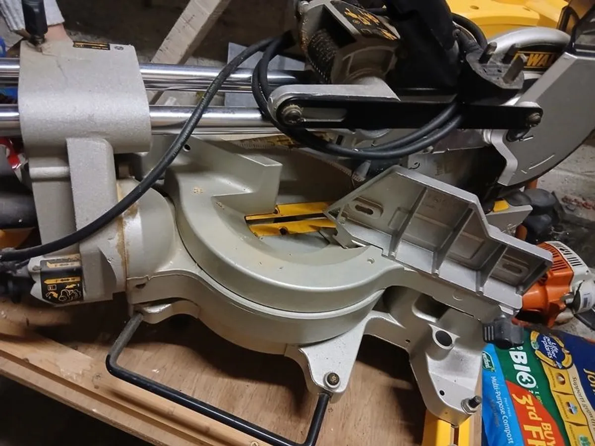 de walt mitre saw - Image 2