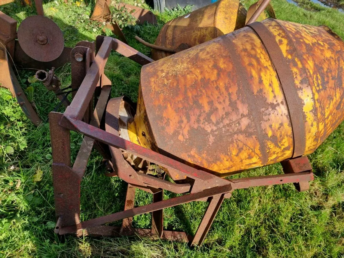 Tractor cement mixers - Image 1