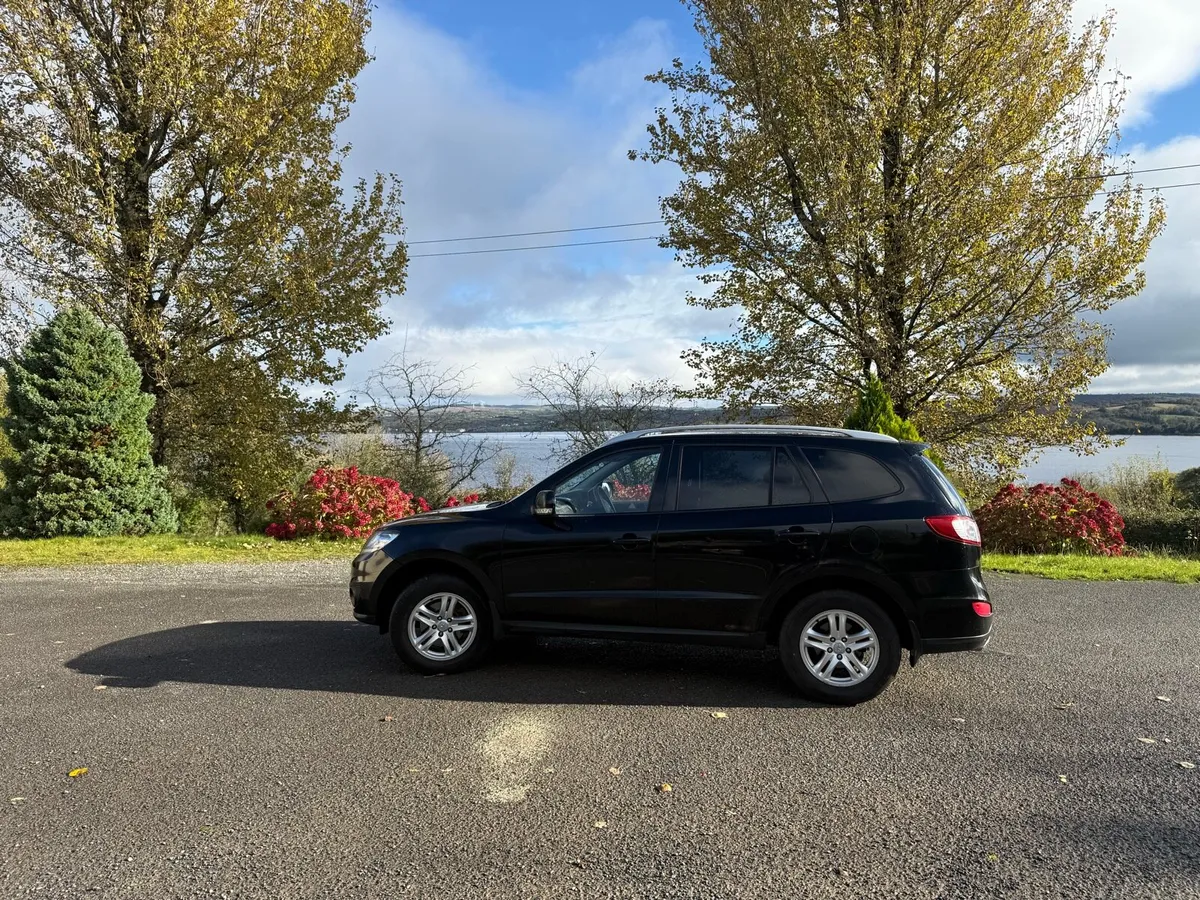 Hyundai Santa Fe SUV 2011 Reliable Car Automatic - Image 3