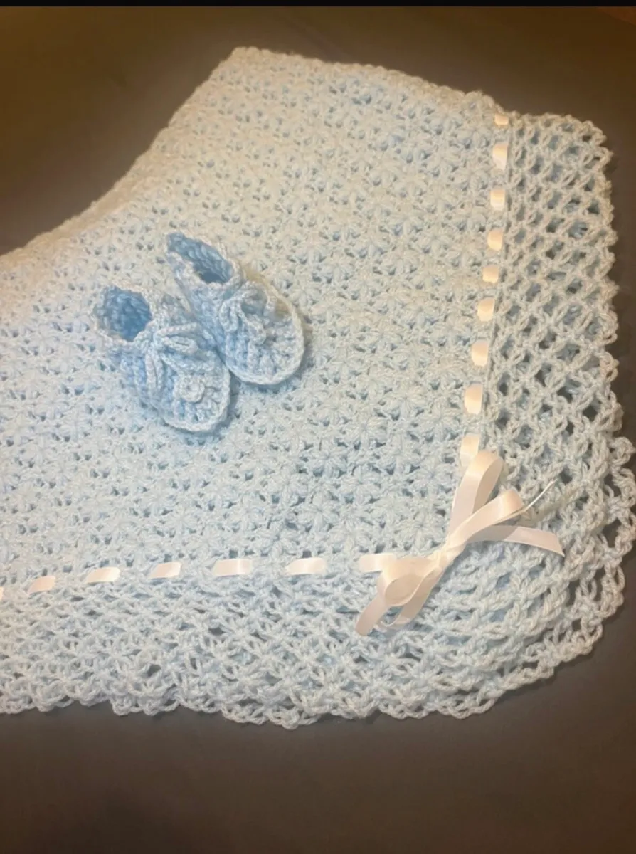 Crochet Handmade Blanket with Shoes - 2 Colors - Image 1