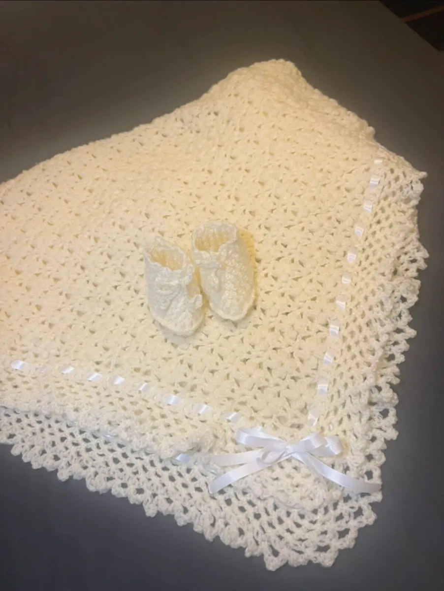 Crochet Handmade Blanket with Shoes - 2 Colors - Image 2