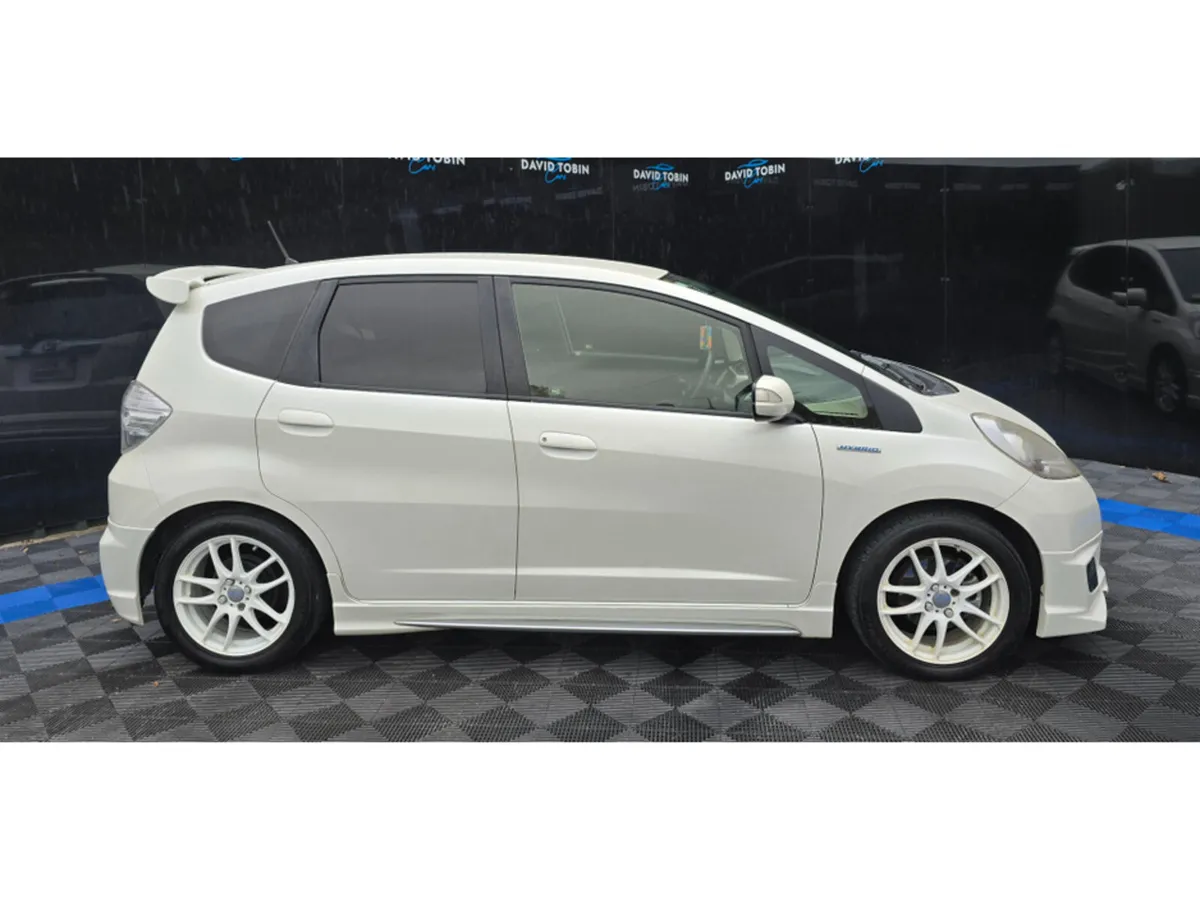 Honda Fit CVT HYBRID AUTO - Image 2