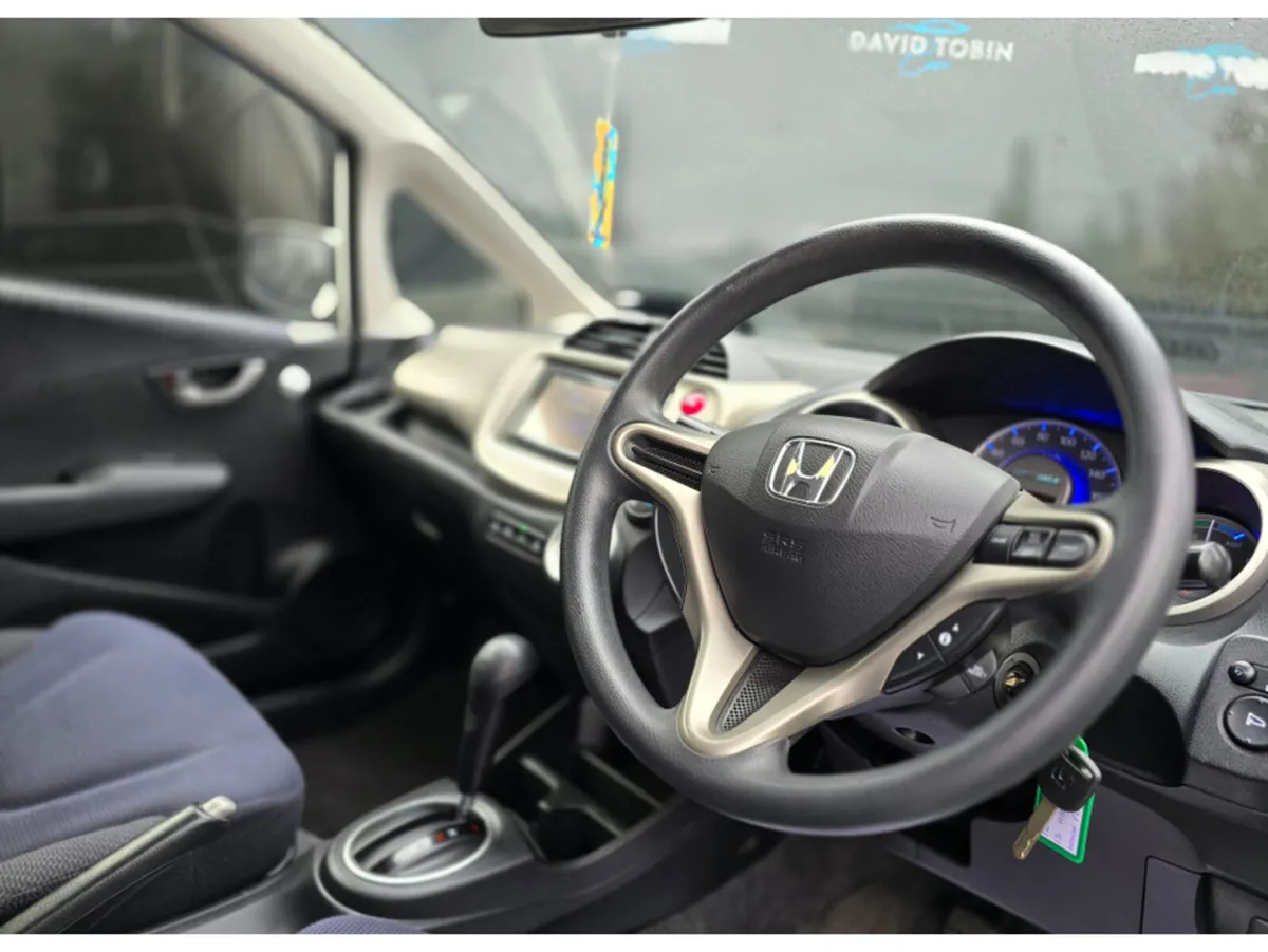 Honda Fit CVT HYBRID AUTO - Image 4