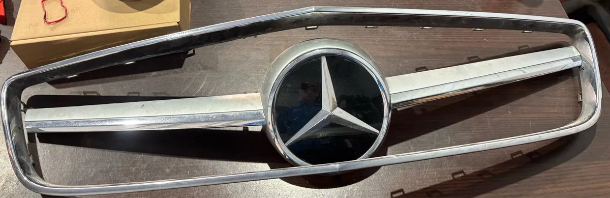 Mercedes Cls grill and badge - Image 1