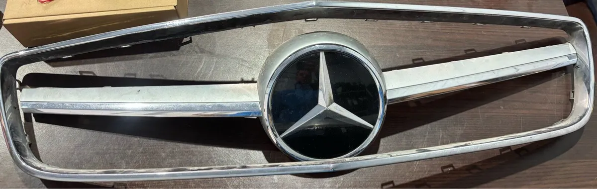 Mercedes Cls grill and badge - Image 2