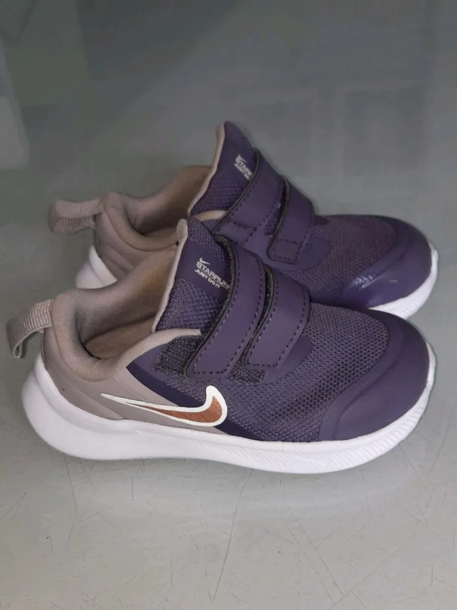 Girls Nike runners - Image 1