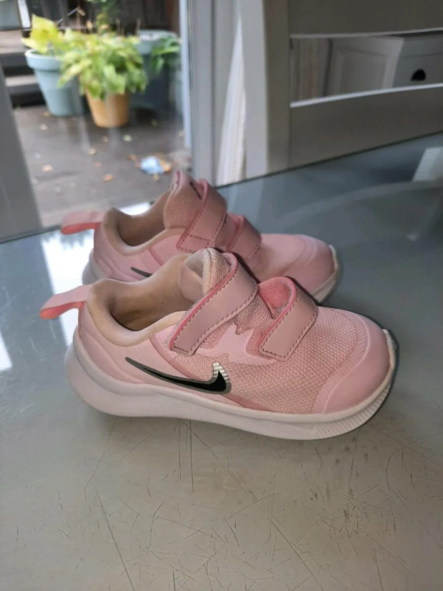 Girls Nike runners - Image 1