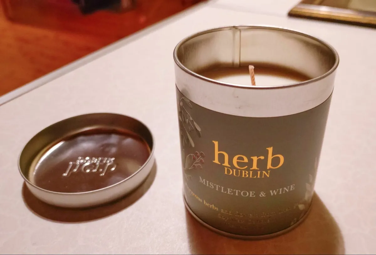 MISTLETOE & WINE CANDLE IN A TIN (BRAND NEW). - Image 1