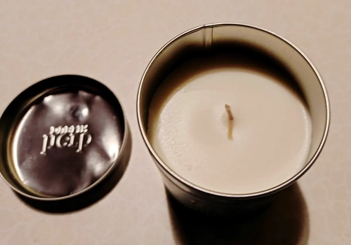 MISTLETOE & WINE CANDLE IN A TIN (BRAND NEW). - Image 2