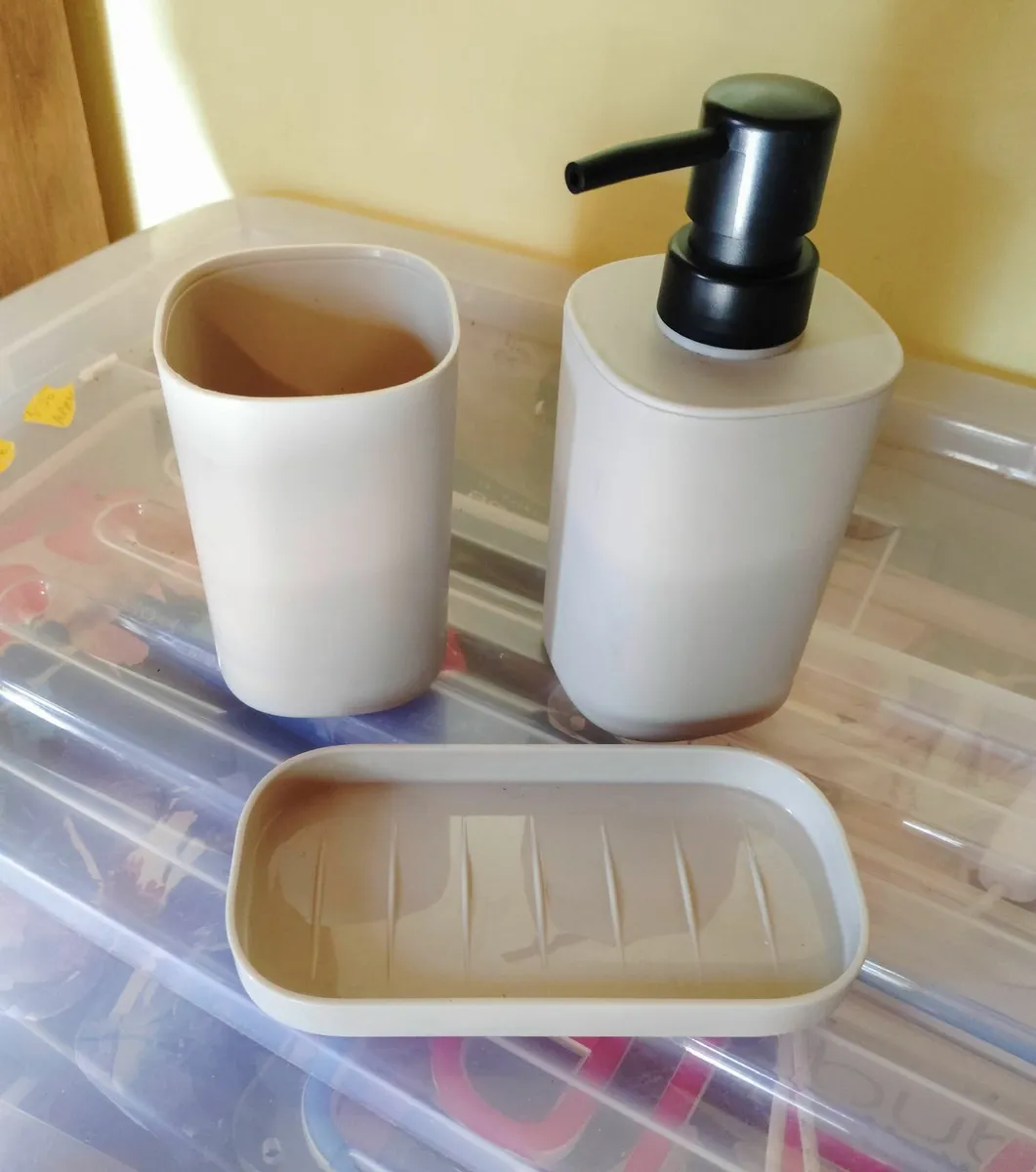 LIQUID SOAP DISPENSER BATHROOM SET (NEW). - Image 1
