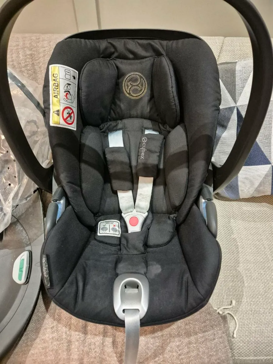 Cybex cloud-z carseat & iso-fiz base - Image 2