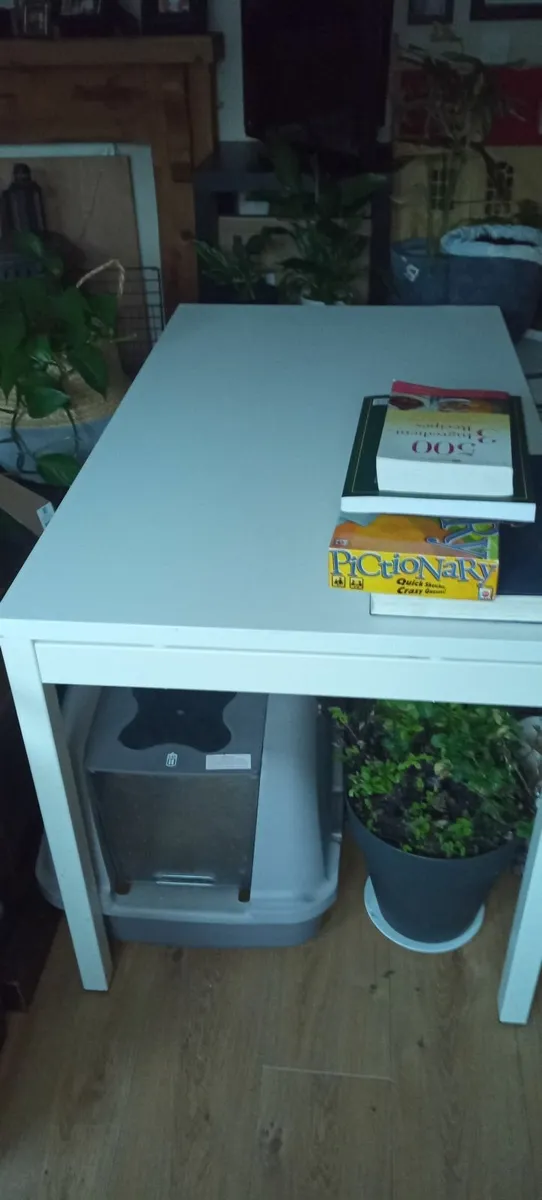 White table / desk - Image 1