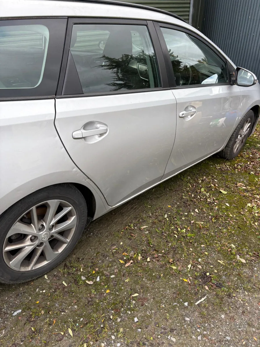 Toyota Auris 2015 estate - Image 2