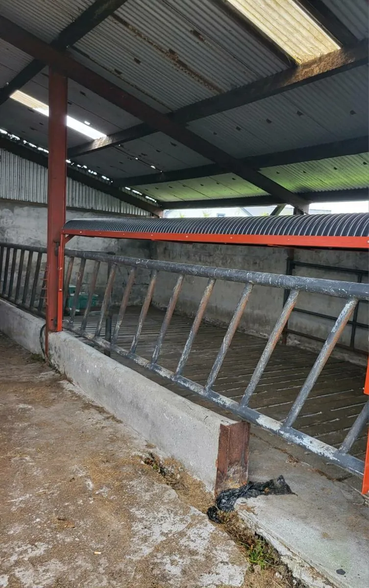 #Drop down feeding trough# - Image 3