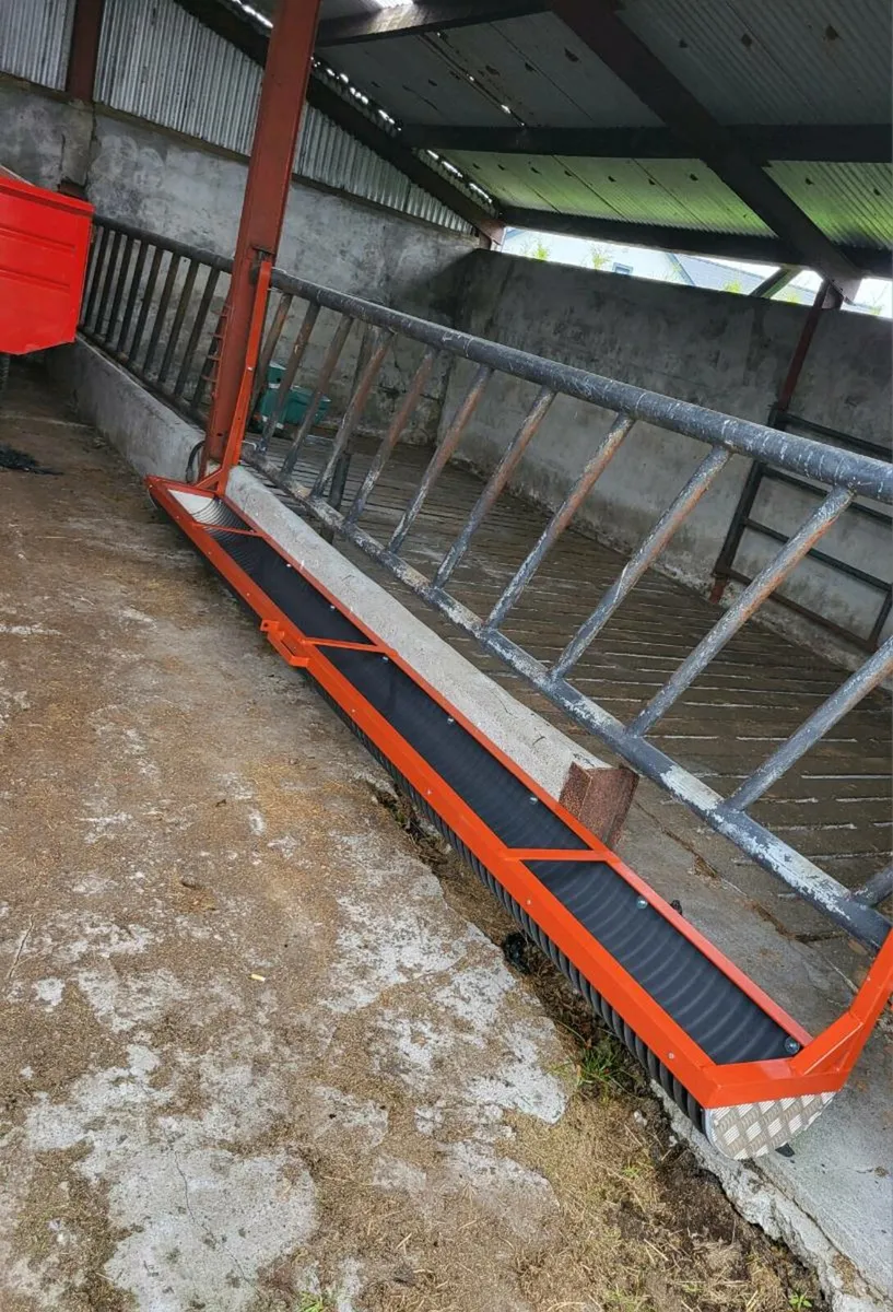 #Drop down feeding trough# - Image 1