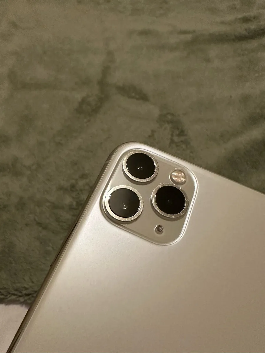 iPhone 11 Pro Max 256 GB Unlocked with cases - Image 2