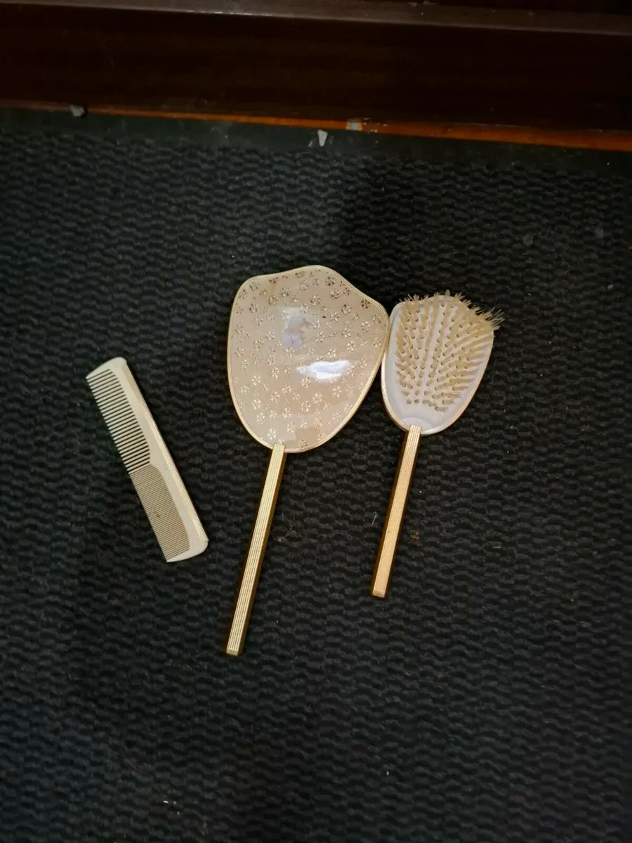 Vintage brush beauty kit postage possible - Image 1