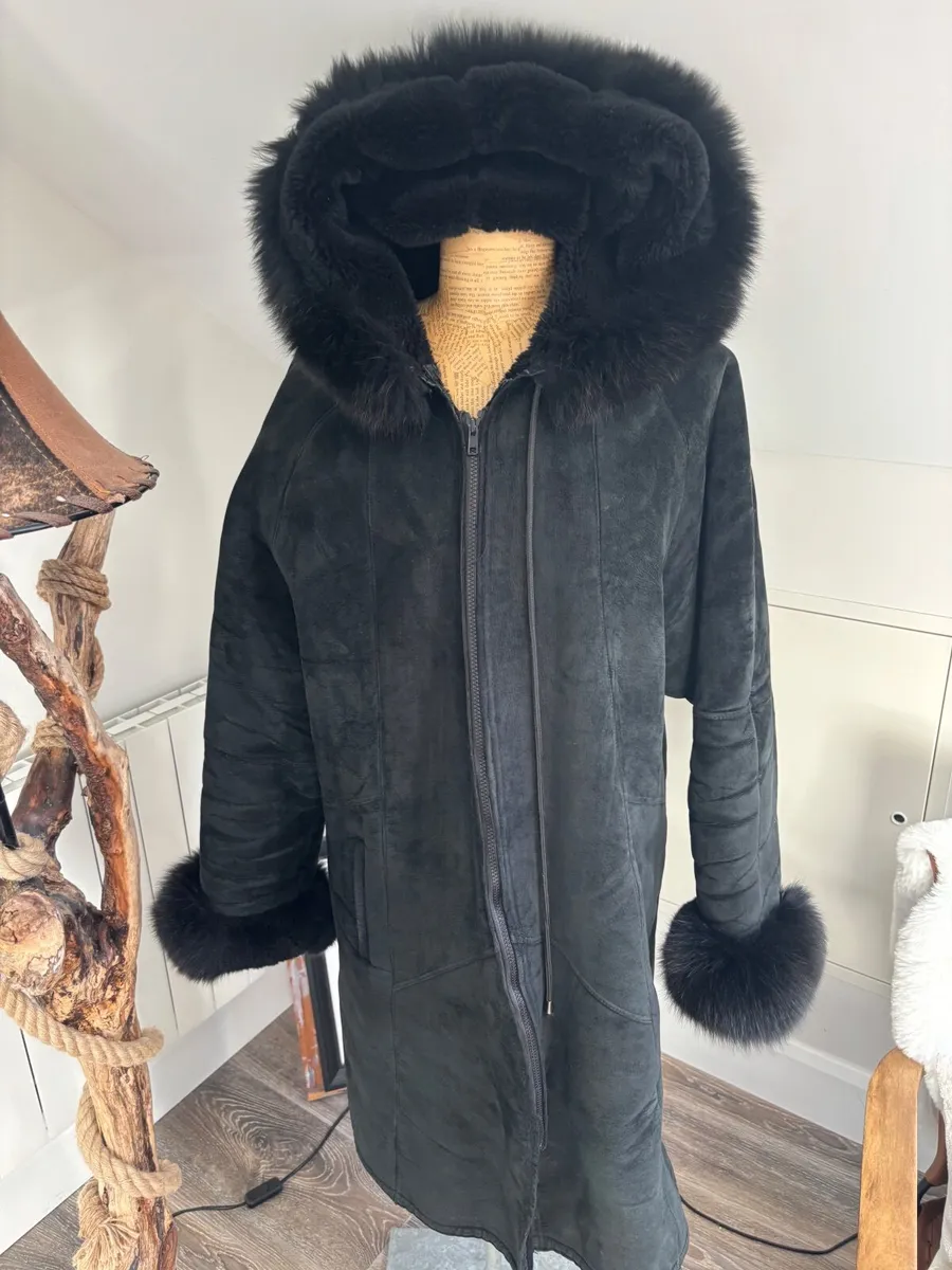 Woman’s clothes - Image 1