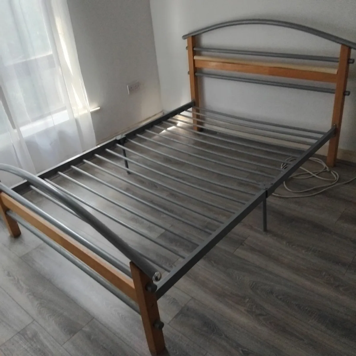 double bed with two cabinets and lamps - Image 2