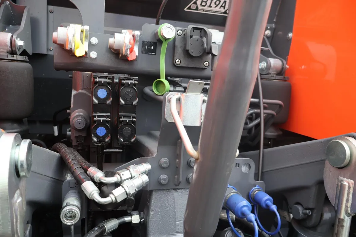 Kubota tractor M7-173 KVT custom - Image 4