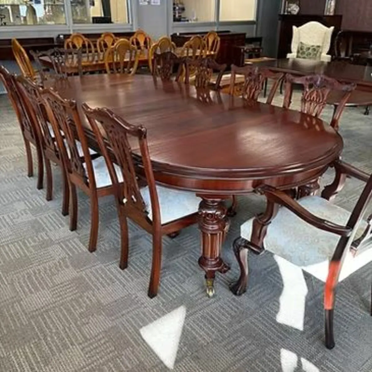 Quality mahogany extendable dining table, with 10