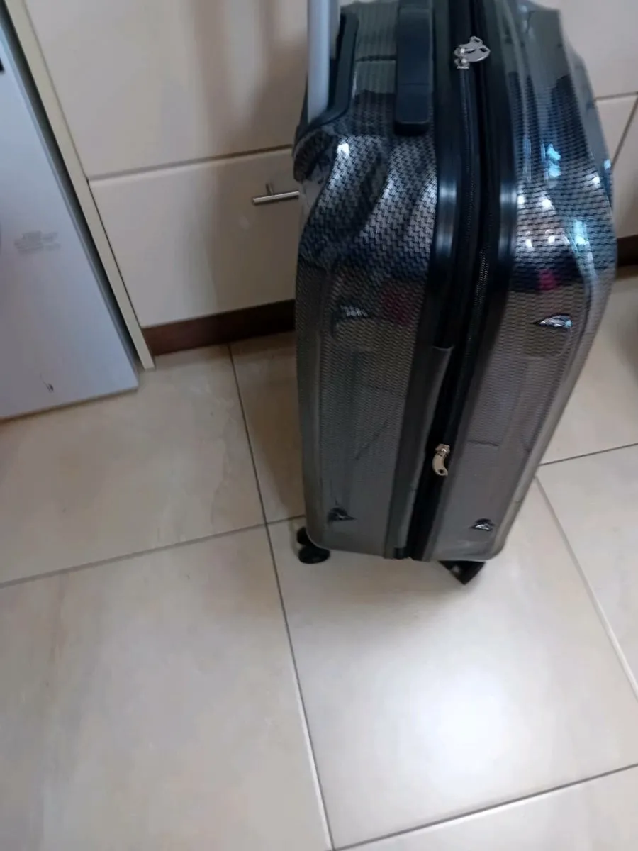 3 NEW SUITCASESS.  4 WHEELS - Image 1