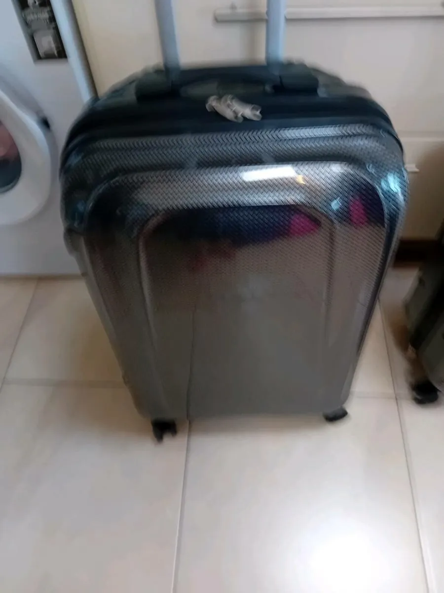 3 NEW SUITCASESS.  4 WHEELS - Image 2