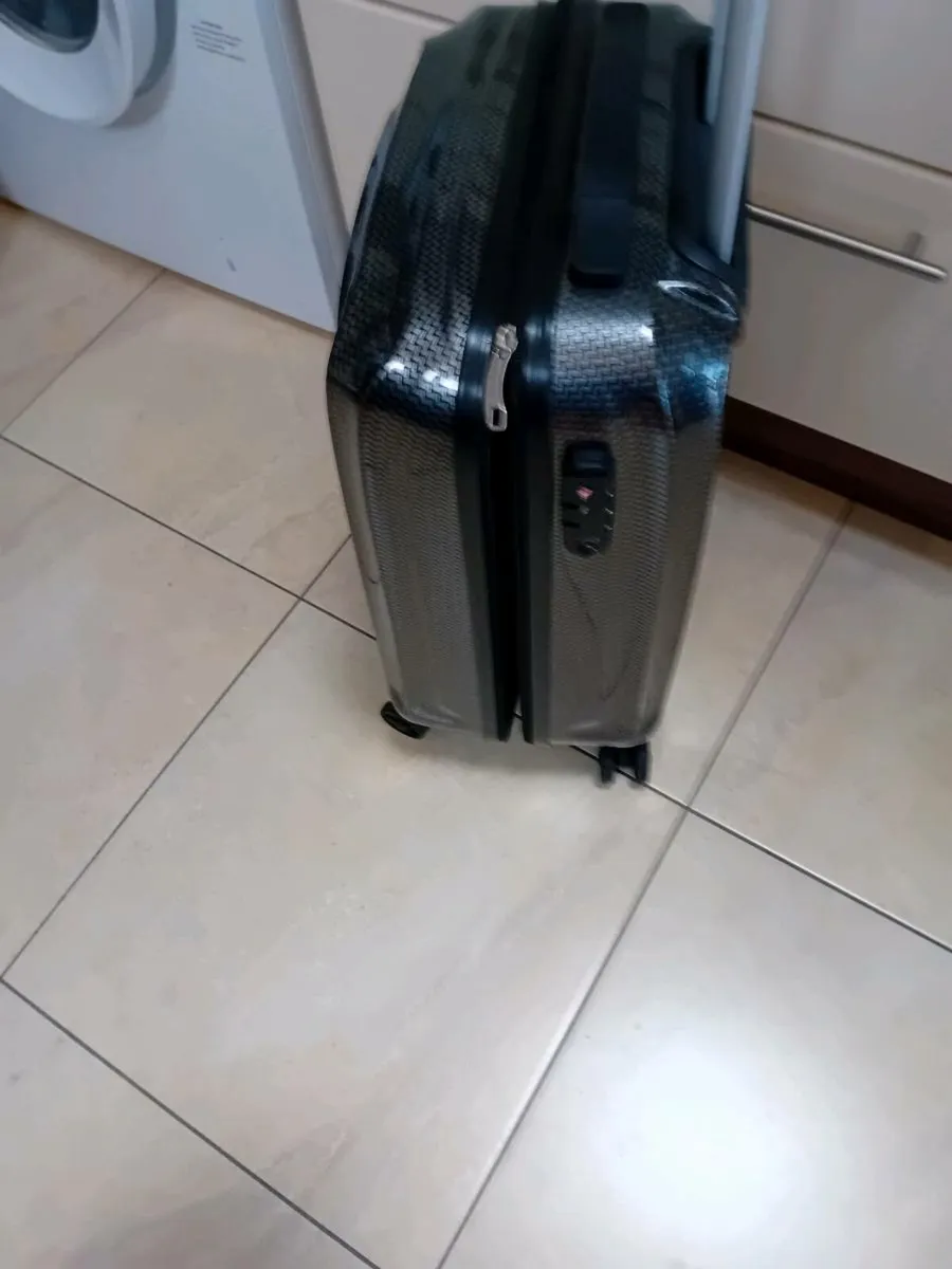 3 NEW SUITCASESS.  4 WHEELS - Image 3