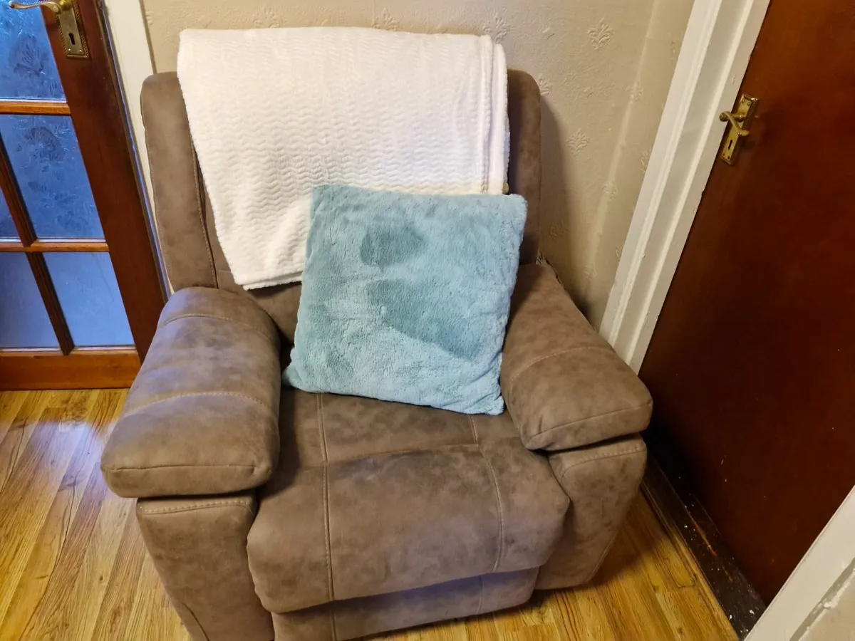 2+1+1 Recliner Suite - Image 2