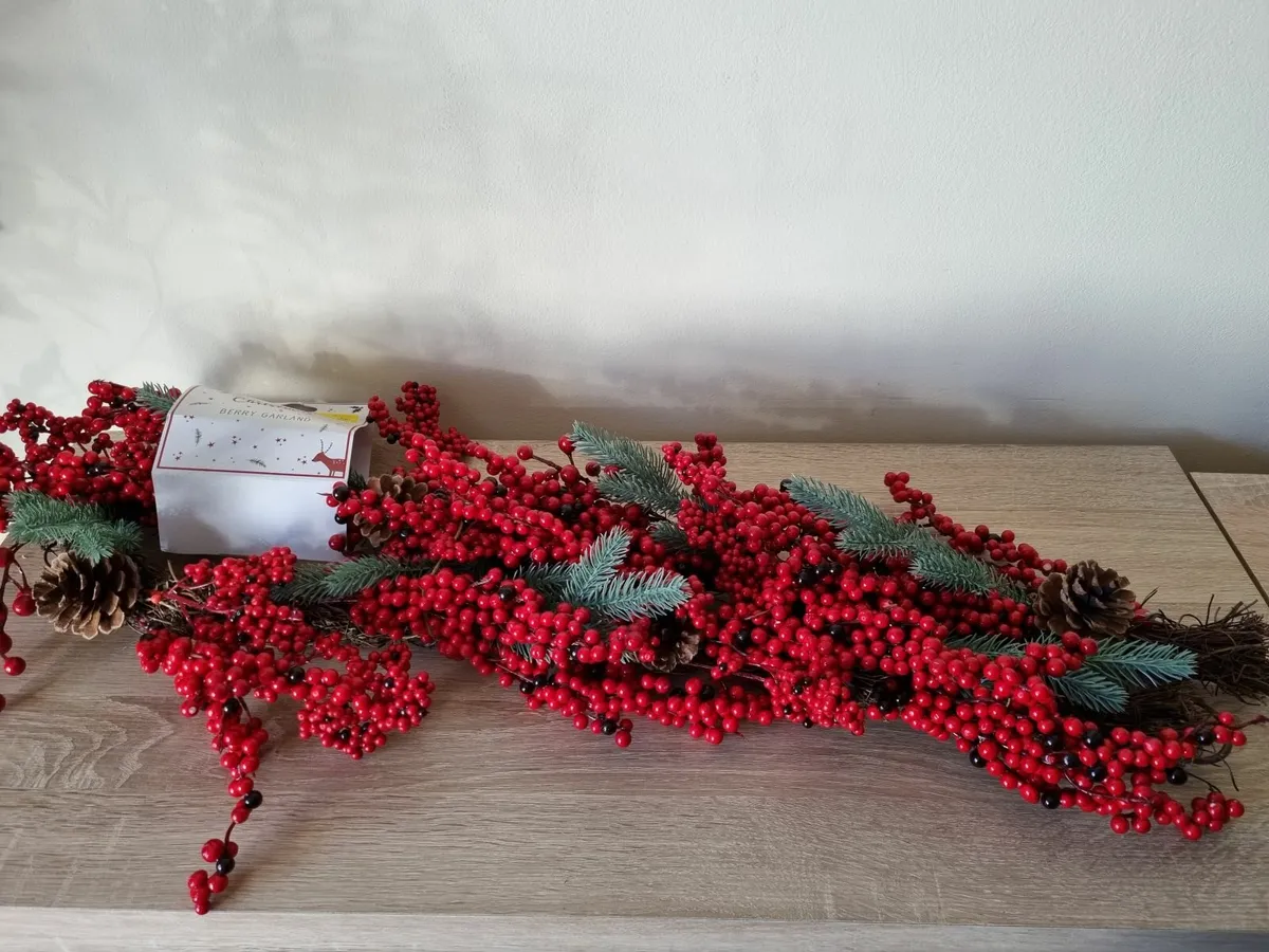 Red berry garland - NEW - Image 2