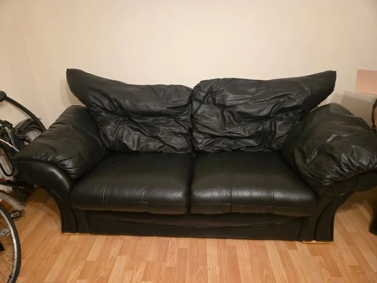 Leather sofa 3 seater + 1 seater reclyner - Image 1