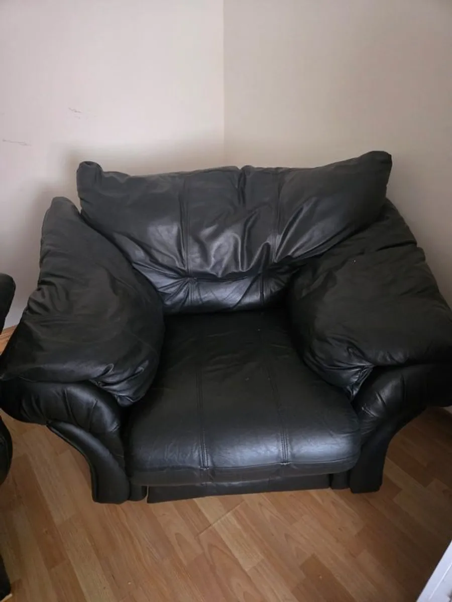 Leather sofa 3 seater + 1 seater reclyner - Image 2