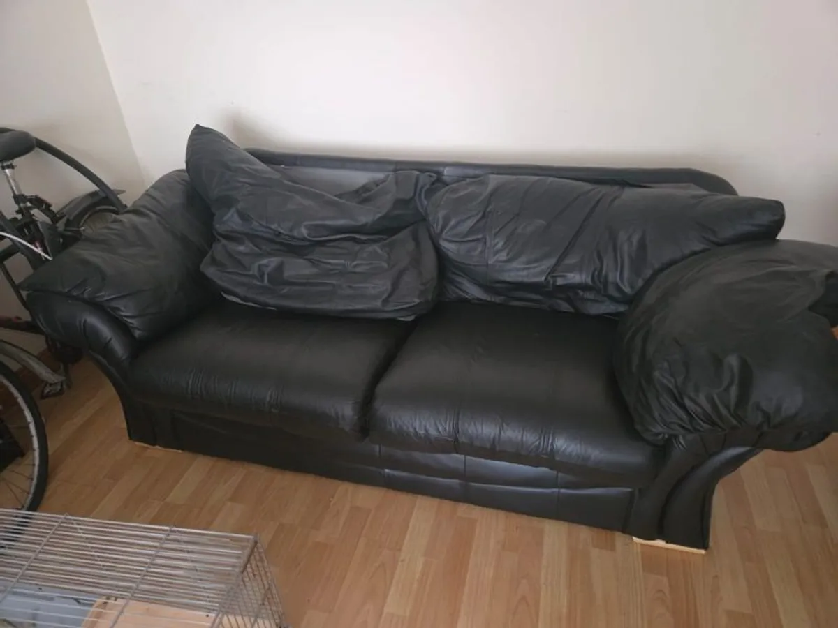 Leather sofa 3 seater + 1 seater reclyner - Image 3