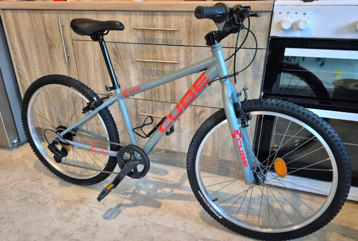 CUBE ACID BIKE 14 INCH FRAME BIKE LIKE NEW IN VERY - Image 1