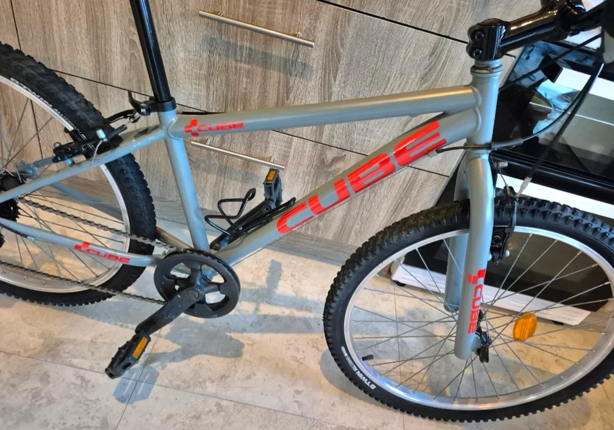 CUBE ACID BIKE 14 INCH FRAME BIKE LIKE NEW IN VERY - Image 3