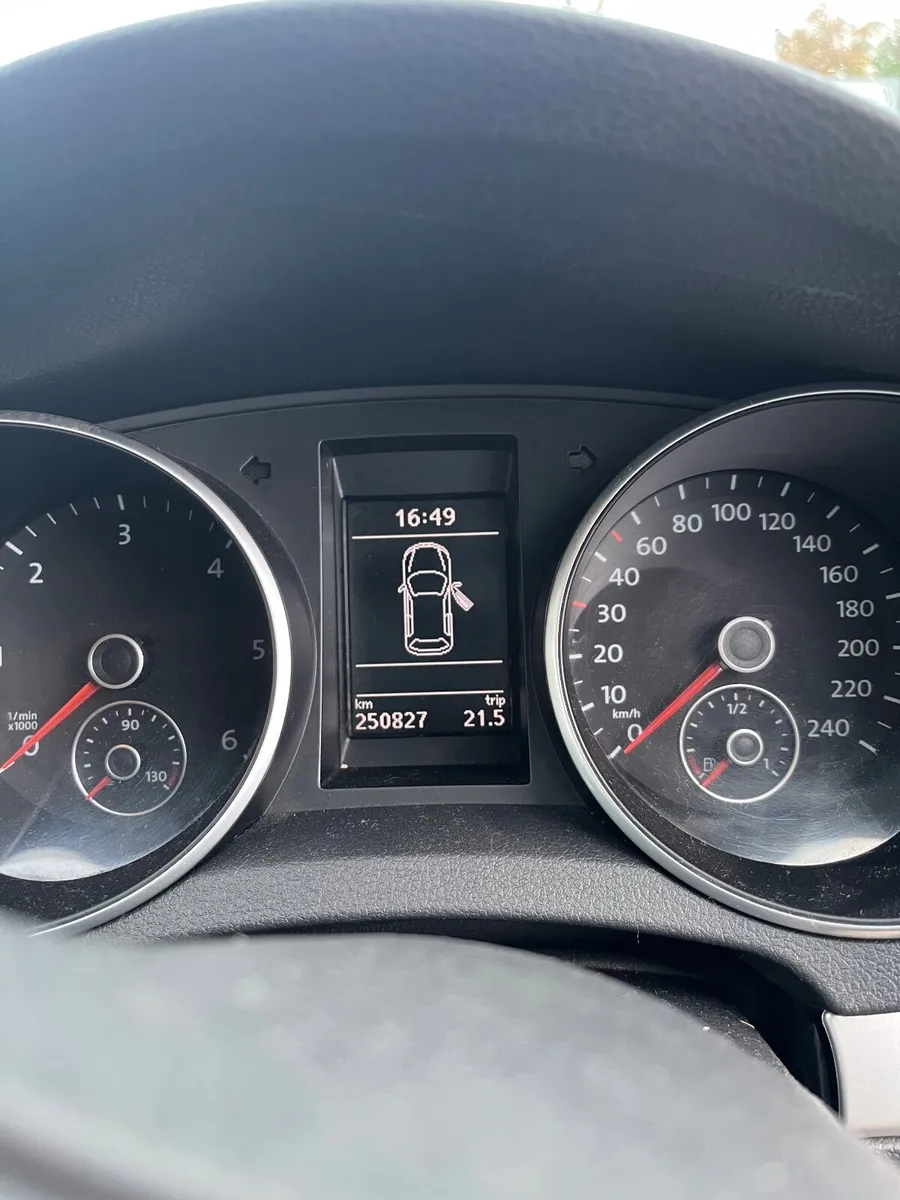 Volkswagen Golf 2011 - Image 2