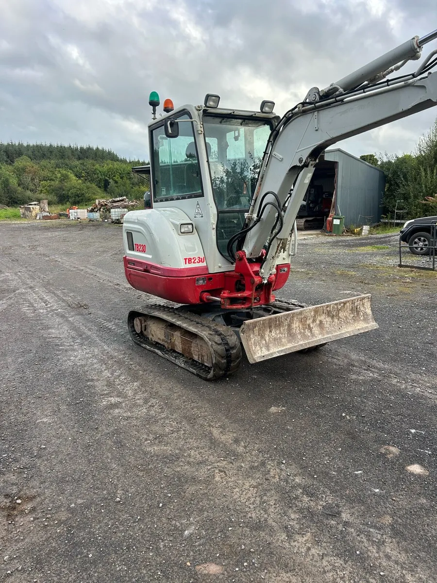 Takeuchi 230 mini digger - Image 2