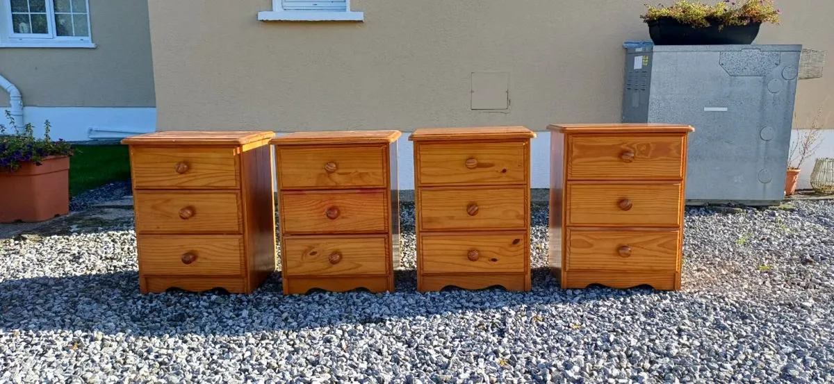 Four solid wood bedside lockers - Image 1