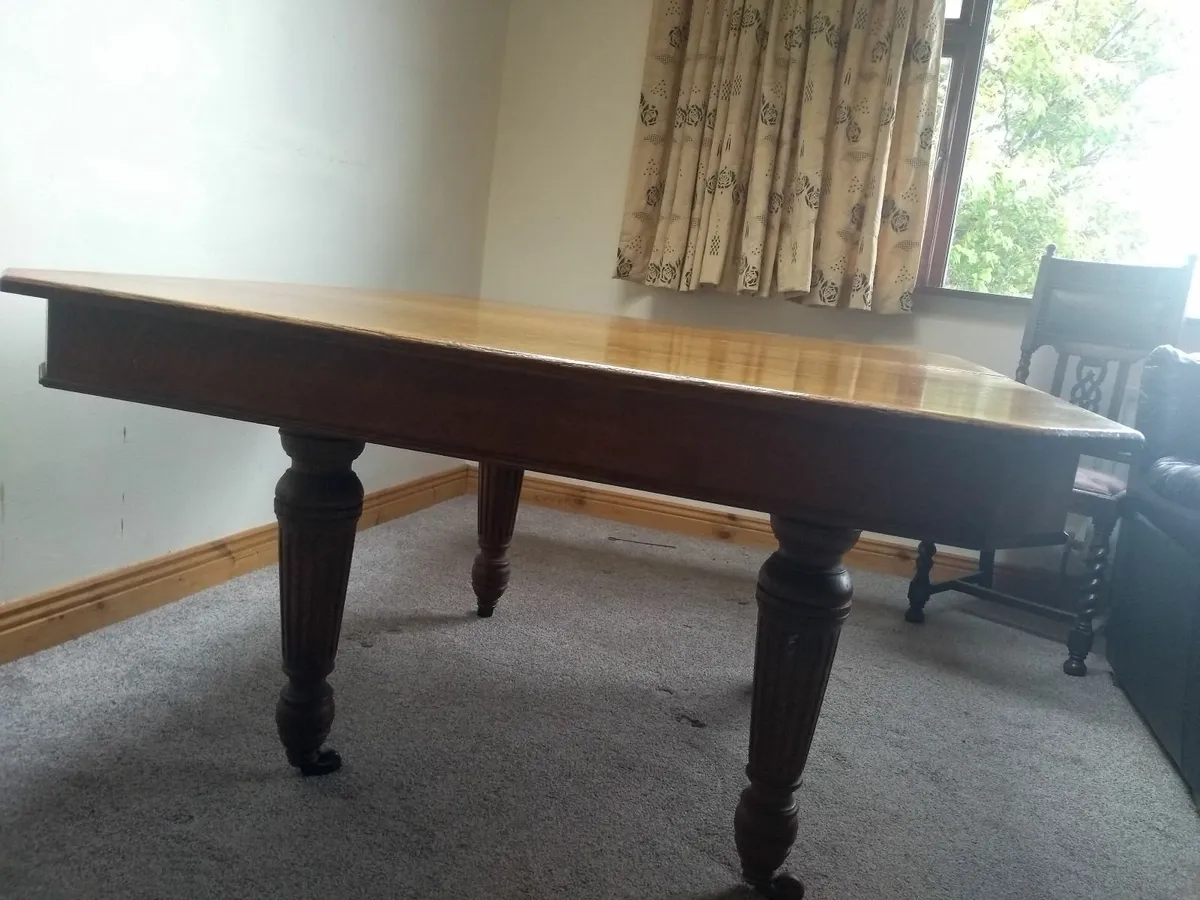 SOLID OAK ANTIQUE TABLE - Image 1