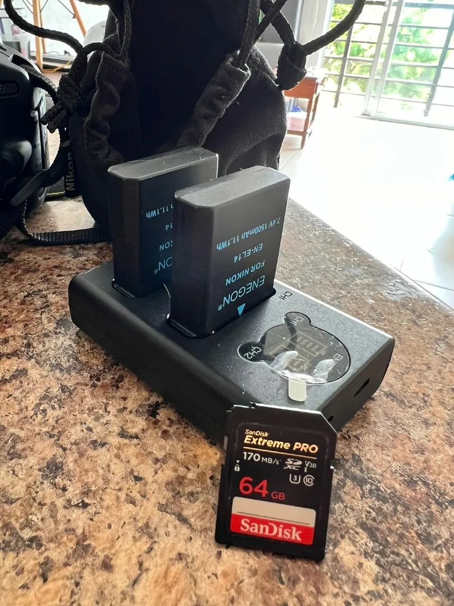 Nikon D5600 with 18-55mm and 35mm lenses + battery - Image 3