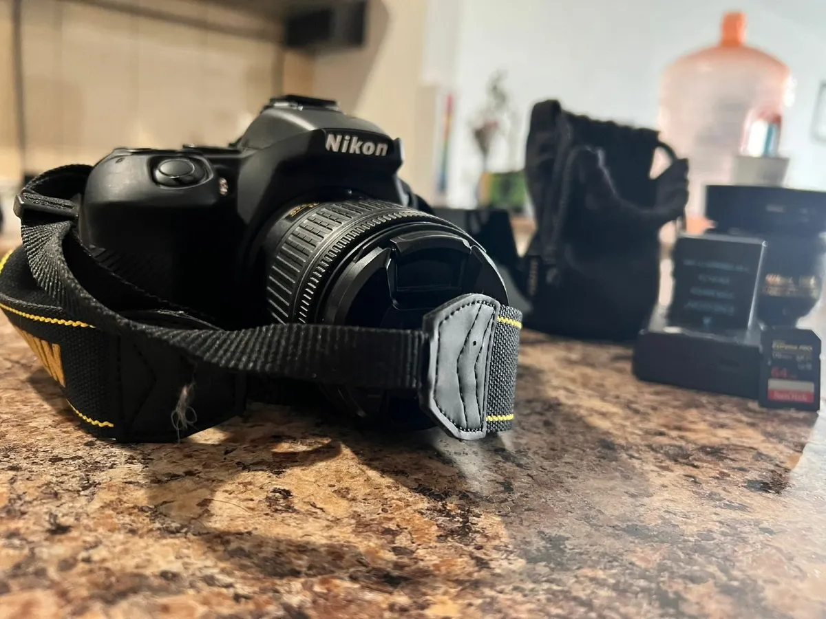 Nikon D5600 with 18-55mm and 35mm lenses + battery - Image 4