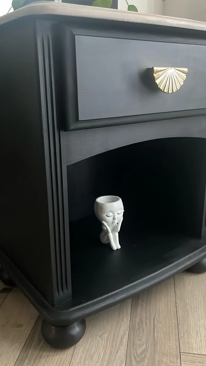 Stunning 🌟Professionally painted bedside locker - Image 2