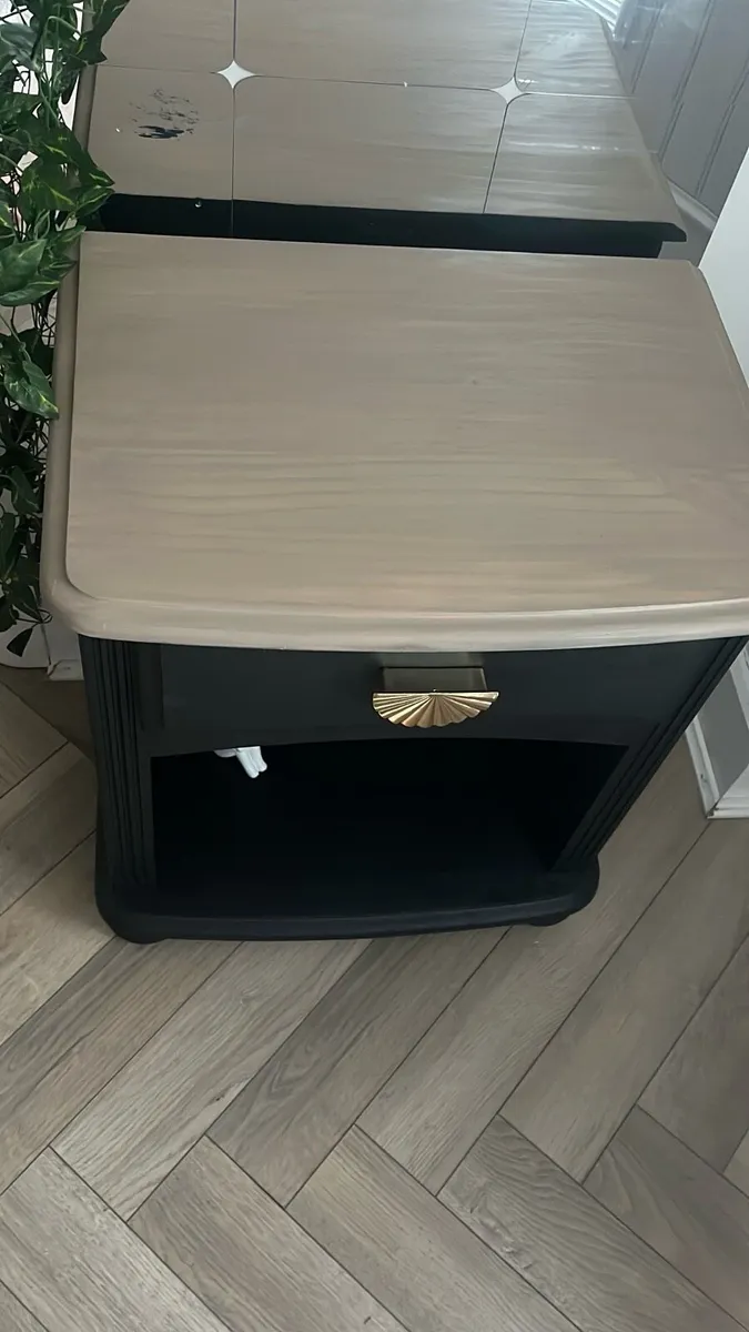 Stunning 🌟Professionally painted bedside locker - Image 4