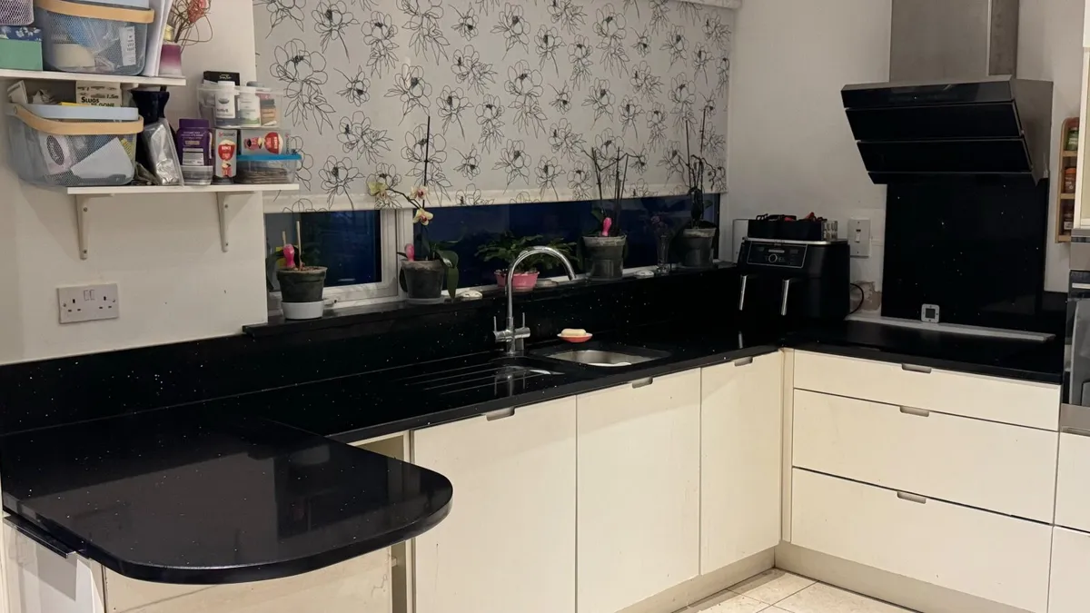 Kitchen work top - Image 1