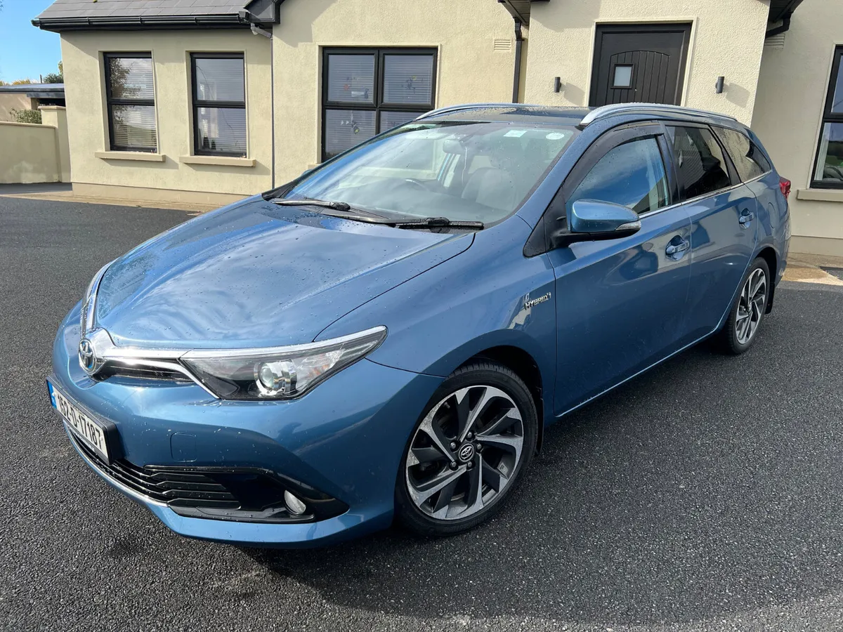 2015 (152)Toyota Auris Hybrid Sports Touring 117KM - Image 2