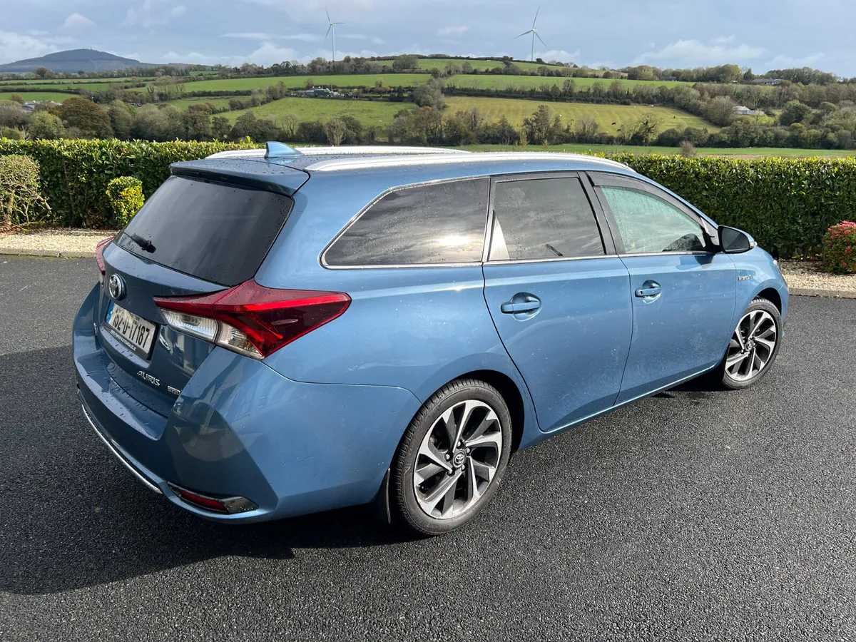2015 (152)Toyota Auris Hybrid Sports Touring 117KM - Image 4